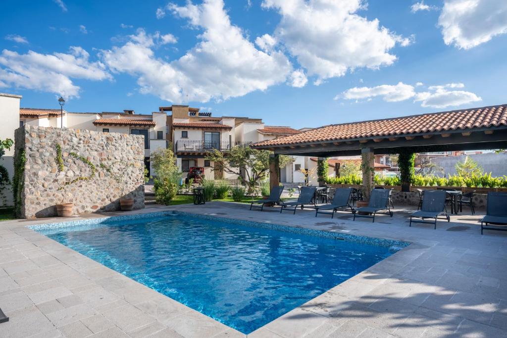 4BR Oasis with Pool & Gym at Nueva Escondida