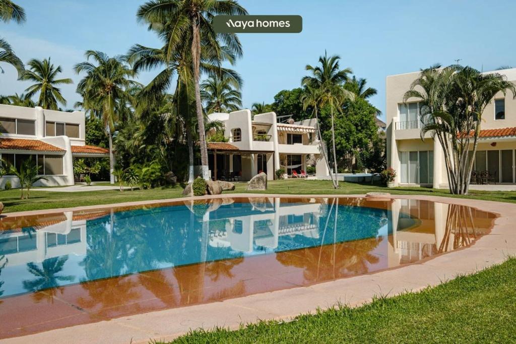 Amazing House with Private Pool - Tennis & Paddle Court
