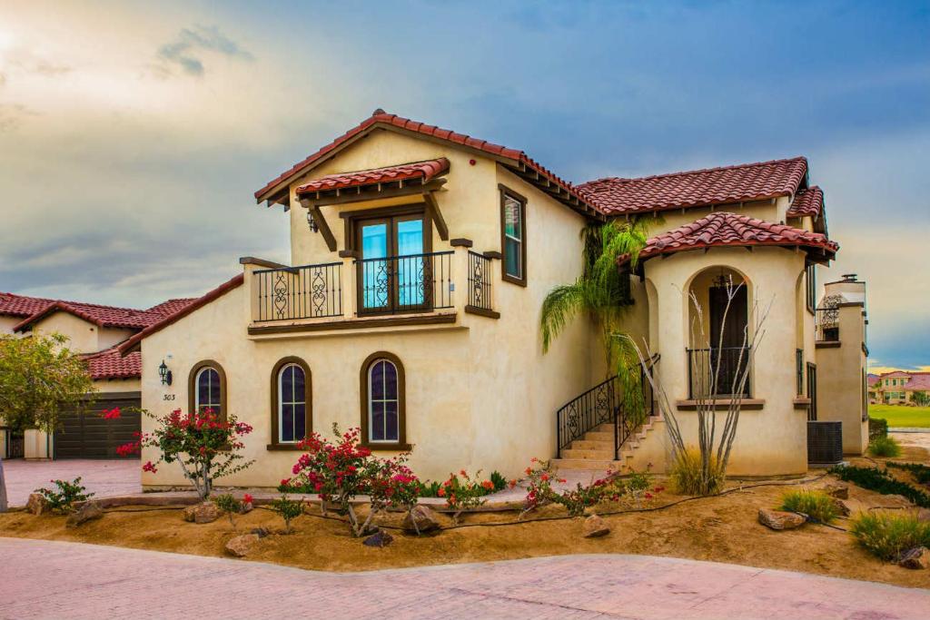 Condo 4-4 Beach side Luxury rental
